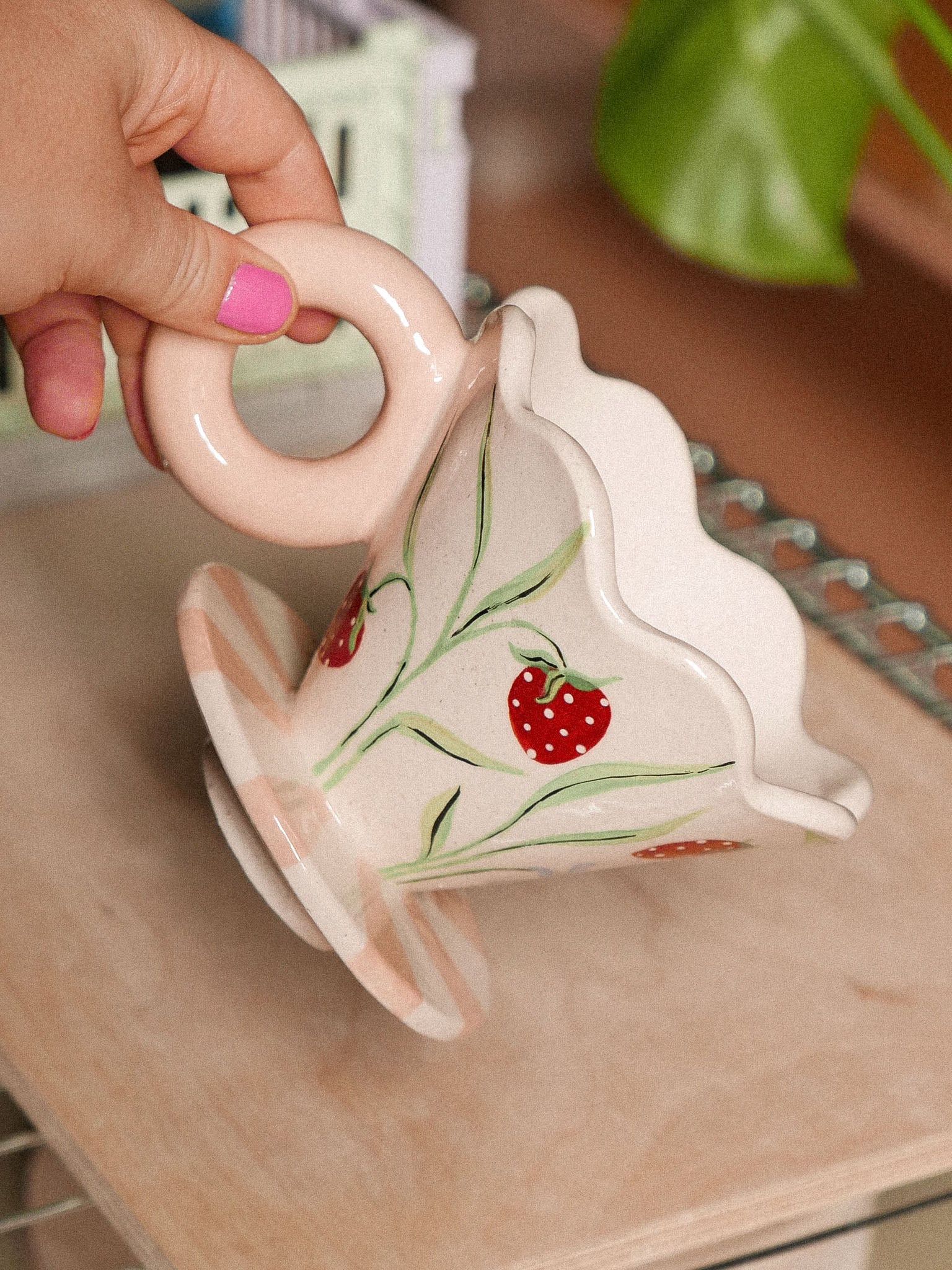 STRAWBERRY HANDMADE CERAMIC COFFER DRIPPER | jeje.things