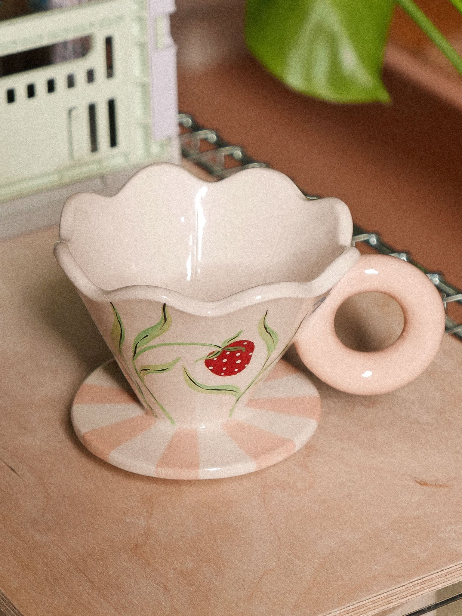 STRAWBERRY HANDMADE CERAMIC COFFER DRIPPER | jeje.things