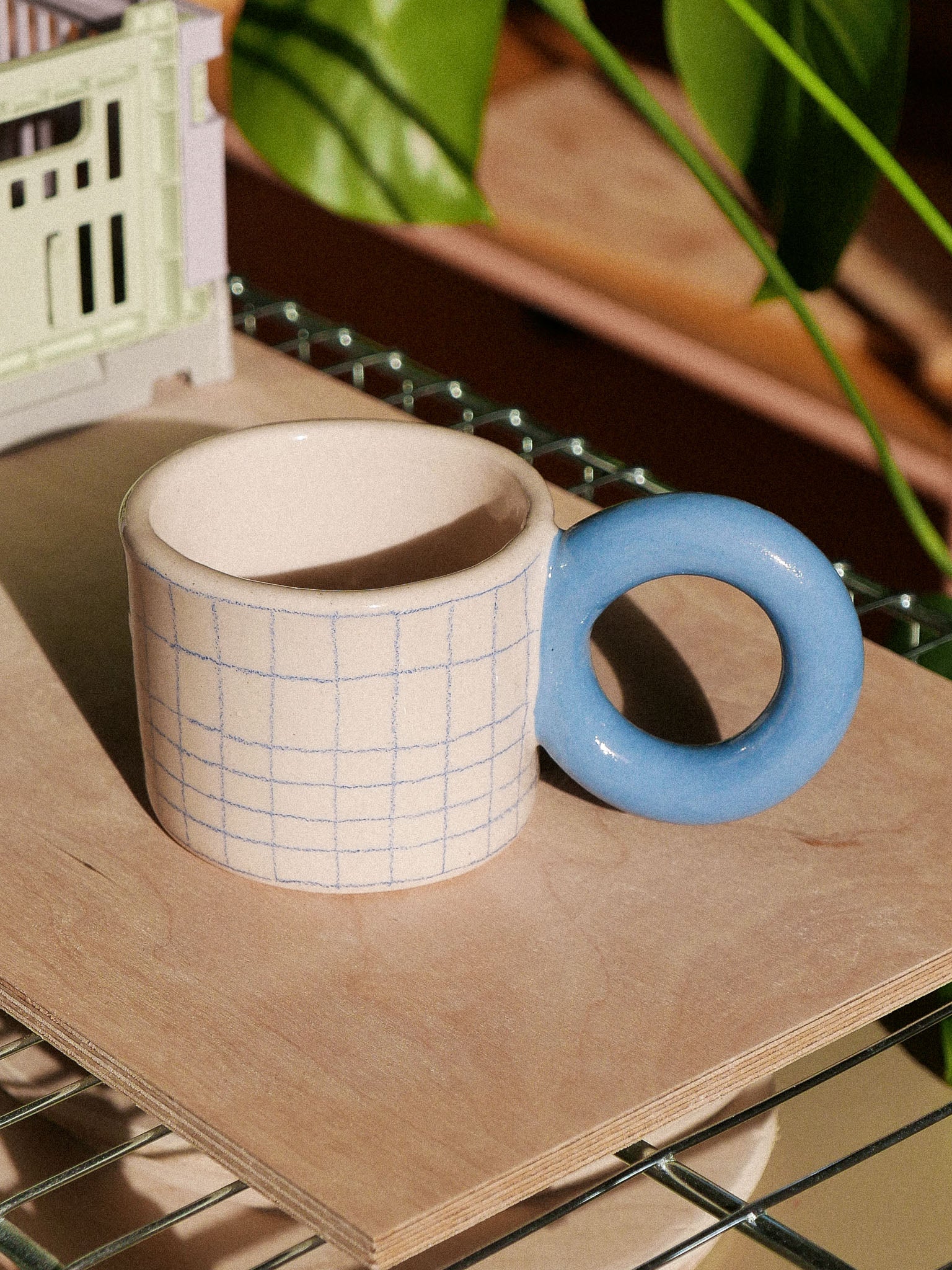 SMILEY HANDMADE CERAMIC MUG. BLUE HANDLE | jeje.things