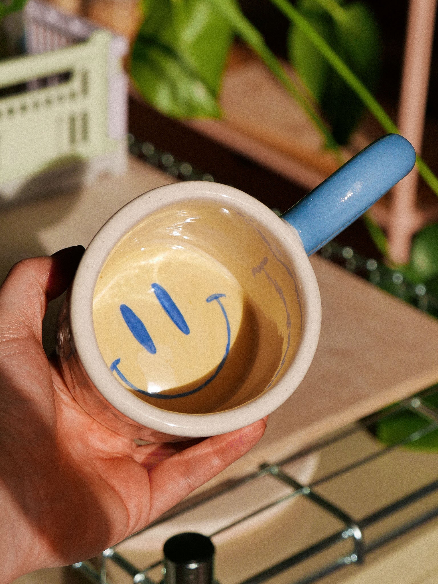 SMILEY HANDMADE CERAMIC MUG. BLUE HANDLE | jeje.things