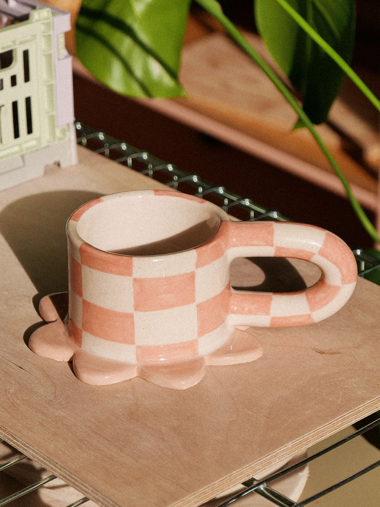 SMILEY HANDMADE CERAMIC MUG. PINK DAMERO | jeje.things