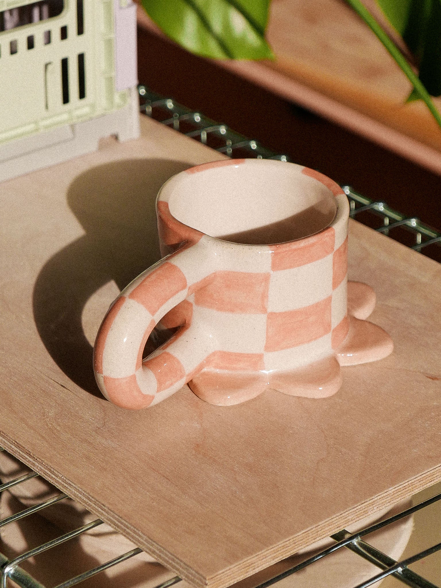 SMILEY HANDMADE CERAMIC MUG. PINK DAMERO | jeje.things